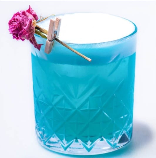 Capri Sour blu con schiuma e fiore decorativo